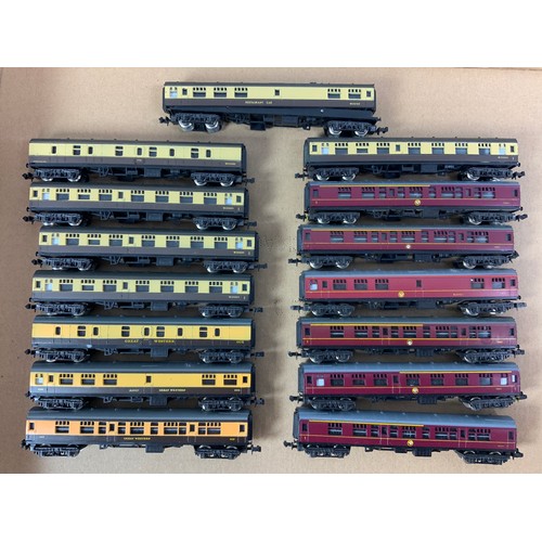 359 - LIMA 15 N GAUGE, MK 1 COACHES, ALL U/B, 6 IN LM MAROON & 9 IN CHOCOLATE & CREAM