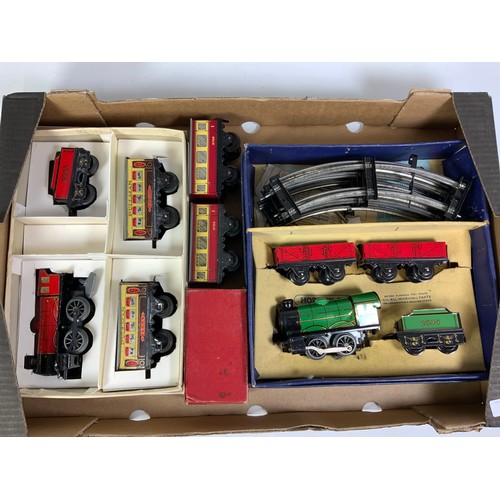 465 - HORNBY 0 GAUGE TRAIN SET MO GOODS SET, LOCO 2595, 2 TRUCJKS & TRACK IN BOX, PLUS A SECOND U/B SET WI... 