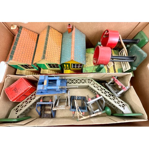 455 - BOXED HORNBY 0 GAUGE, NO1 FOOTBRIDGE, BOXED NO 1 LEVEL CROSSING, 2 U/B LEVEL CROSSINGS & 3 U/B SIGNA... 