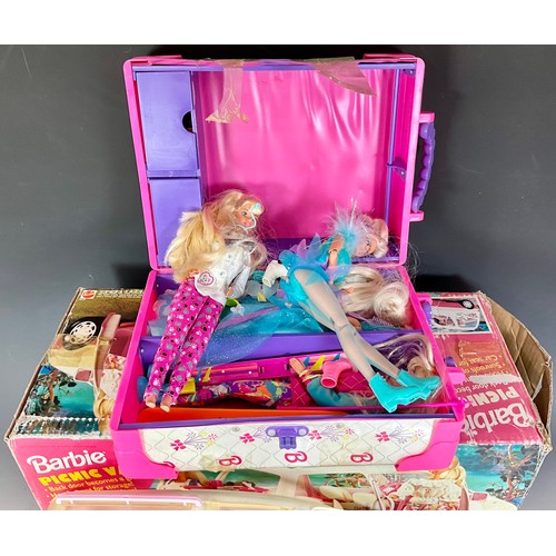 71 - BARBIE, A BOXED BARBIE PICNIC VAN, BARBIE TRUNK, T/W A LARGE SELECTION OF ACCESSORIES