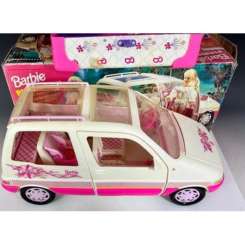 71 - BARBIE, A BOXED BARBIE PICNIC VAN, BARBIE TRUNK, T/W A LARGE SELECTION OF ACCESSORIES