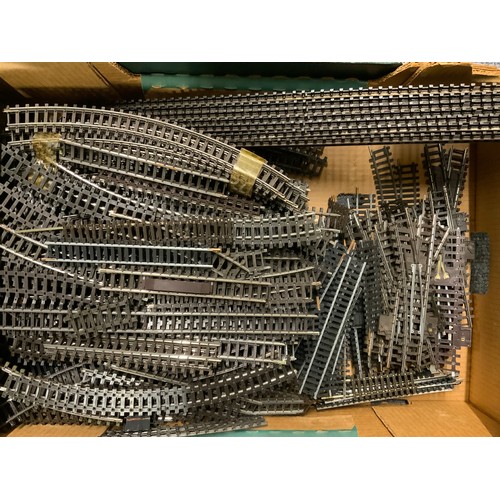 308 - LARGE TRAY OF 00 SCALE MODEL RAILWAY TRACK, MOSTLY TRIANG SERIES 4, SOME SERIES 6, STRAIGHTS, CURVES... 