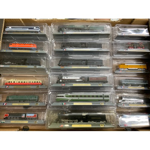 327 - A VERY LARGE BOX OF ‘N GAUGE’ STATIC, PLINTHED COLLECTORS DISPAY MODELS, LOCOMOTIVES GB, EUROPE & WO... 