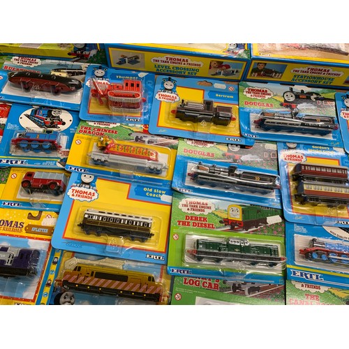 187 - 23 BUBBLE PACKED ERTL THOMAS THE TANK ENGINE SERIES MODELS, PLUS BOXED LEVEL CROSSING ACCESSORY SET ... 