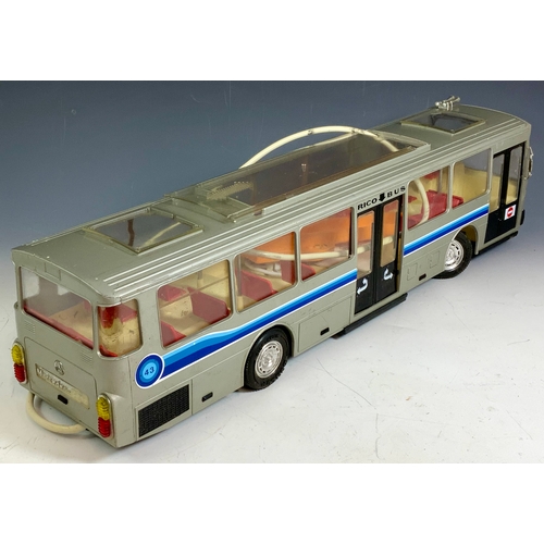 149 - A LARGE SCALE RICO-BUS, MERCEDES-BENZ, BATTERY OPERATED, WITH SERVICE PAPER, AS SHOWN, APPROX 70 CM ... 