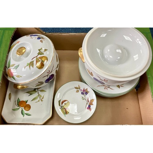 195 - LARGE QUANTITY OF MIXED ROYAL WORCESTER OVEN AND TABLEWARE INC. EVESHAM, WILD HARVEST AND OTHER, SOM... 