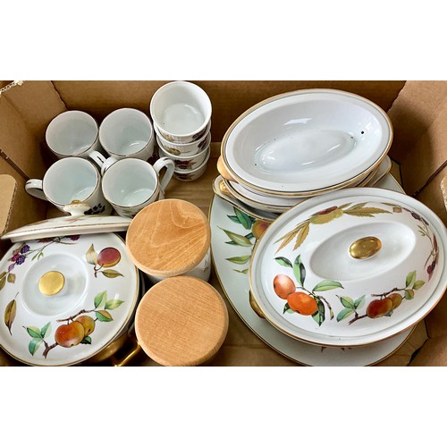 197 - LARGE QUANTITY OF ROYAL WORCESTER EVESHAM OVEN AND TABLEWARE - 2 TRAYS