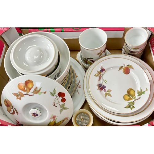 197 - LARGE QUANTITY OF ROYAL WORCESTER EVESHAM OVEN AND TABLEWARE - 2 TRAYS