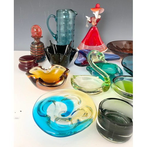 221 - LARGE COLLECTION OF COLOURED ART AND STUDIO GLASS INCLUDING BOWLS & DISHES ETC