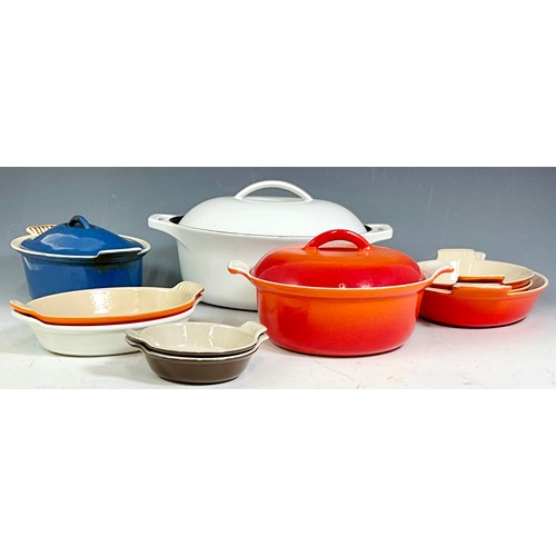 313 - MIXED LOT OF LE CREUSET AND SIMILAR CASSEROLES AND SERVING DISHES