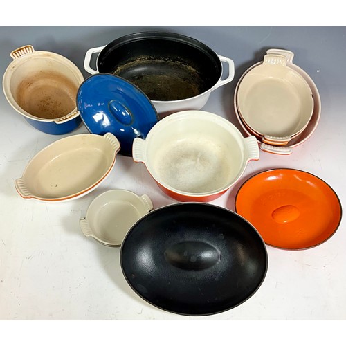 313 - MIXED LOT OF LE CREUSET AND SIMILAR CASSEROLES AND SERVING DISHES