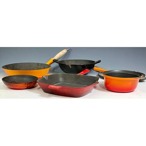 314 - MIXED LOT OF LE CREUSET AND SIMILAR CAST IRON PANS