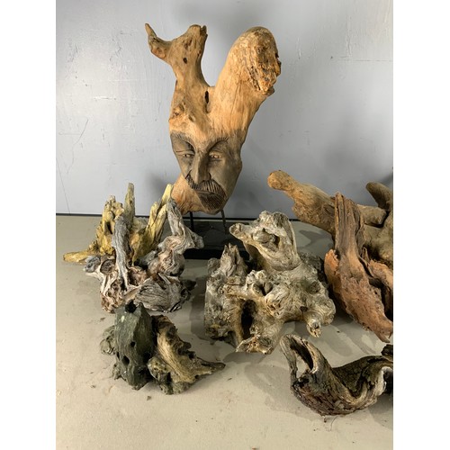 336 - LARGE QUANTITY OF DRIFTWOOD INC. A MOUNTED AND CARVED PIECE