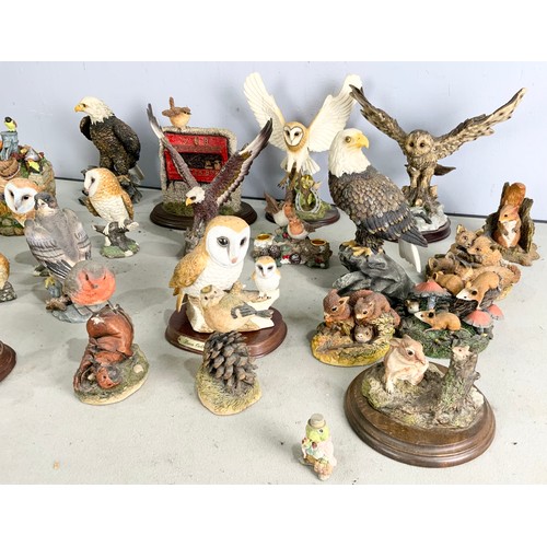 364 - A COLLECTION OF 4 BIRDS OF PREY, 9 OWLS AND 12 WILDLIFE ANIMALS FIGURINES