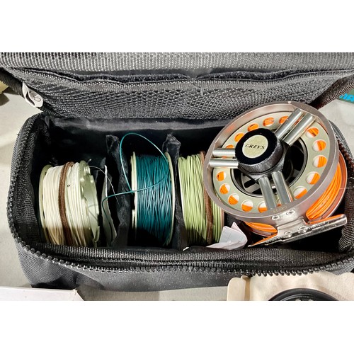 410 - SHOWBEE FISHING TACKLE BAG CONTAINING GREYS AND ORVIS FISHING REELS AND A SHIMANO COURSE FISHING REE... 