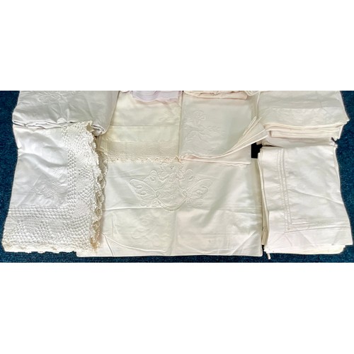 460 - A LARGE COLLECTION OF VINTAGE BED LINEN INCLUDING A NUMBER OF PILLOWCASES WITH LACE OR EMBROIDERY