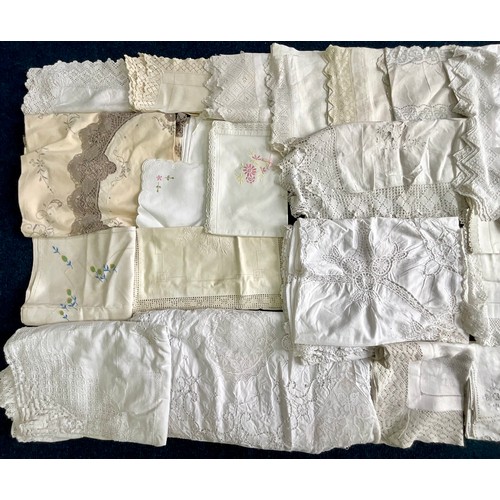 461 - A LARGE COLLECTION OF VINTAGE TABLE LINEN AND NAPERY, MUCH WITH LACE, DRAWN THREAD, EMBROIDERY OR CR... 