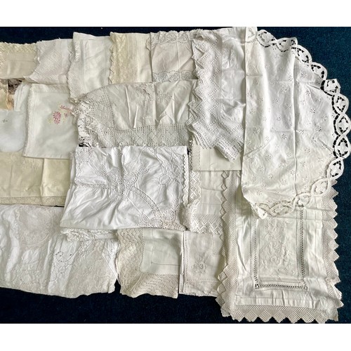 461 - A LARGE COLLECTION OF VINTAGE TABLE LINEN AND NAPERY, MUCH WITH LACE, DRAWN THREAD, EMBROIDERY OR CR... 