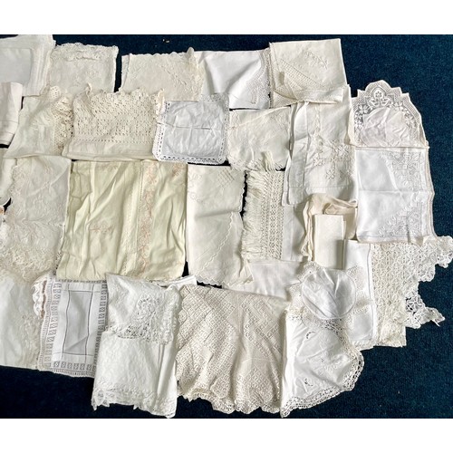 462 - A LARGE COLLECTION OF VINTAGE TABLE LINEN AND NAPERY, MUCH WITH LACE, DRAWN THREAD, EMBROIDERY OR CR... 