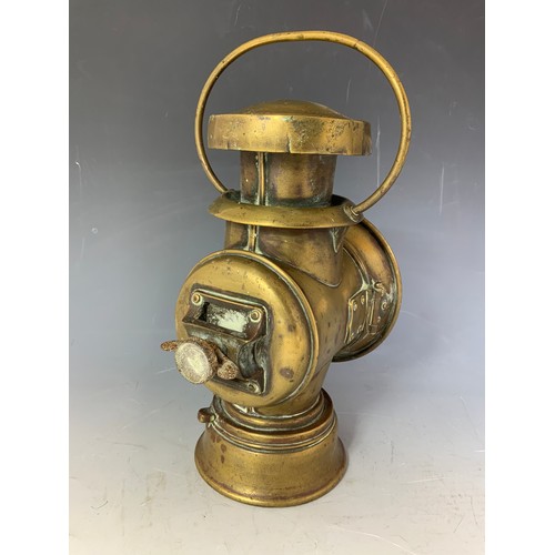 15 - A BRASS KING OF THE ROAD STYLE LAMP. APPROX 26 CM TALL