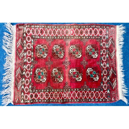 746 - A TRADITIONAL RED GROUND TURKOMAN RUG. Approx. 135cm x 96cm