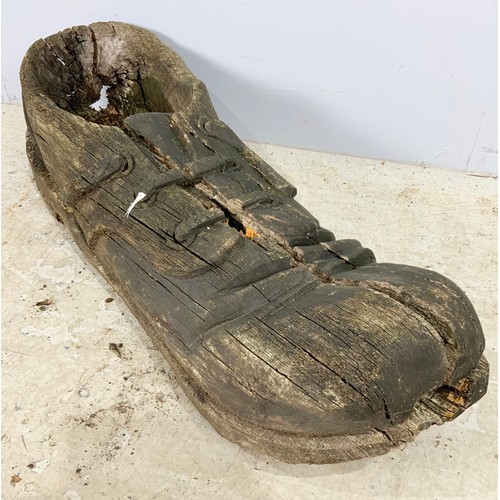 541 - LARGE OAK SHOE GARDEN ORNAMENT WIDTH 110cm