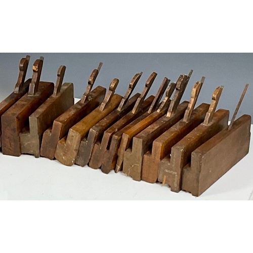 500 - A GOOD COLLECTION OF 13 WOOD WORKING PLANES