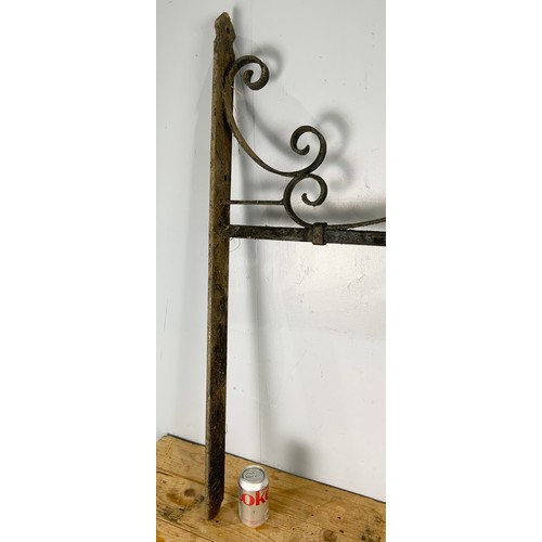 306 - A VERY LARGE BLACKSMITH MADE WROUGHT IRON BRACKET, PUB, SHOP SIGN, APPROX. 186 CM