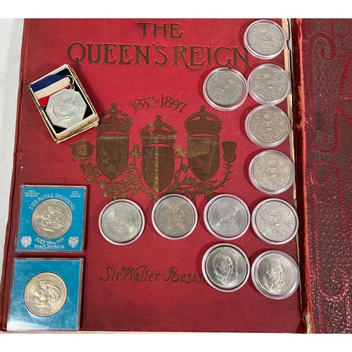 91 - A COLLECTION OF ROYALTY COMMEMORATIVE COINS AND A CORONATION MEDAL, PLUS 3 RELATED BOOKS AND AN ADDI... 