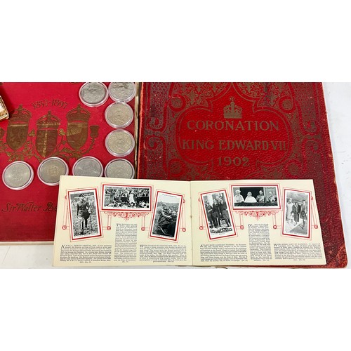 91 - A COLLECTION OF ROYALTY COMMEMORATIVE COINS AND A CORONATION MEDAL, PLUS 3 RELATED BOOKS AND AN ADDI... 