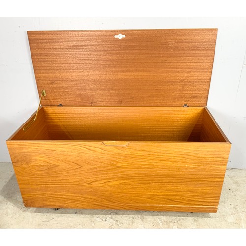 686 - SUTCLIFFE TODMORDEN TEAK BOX WITH HINGED LID WIDTH 107cm