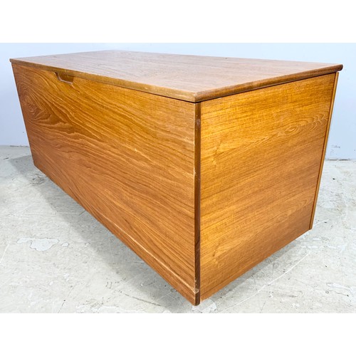 686 - SUTCLIFFE TODMORDEN TEAK BOX WITH HINGED LID WIDTH 107cm