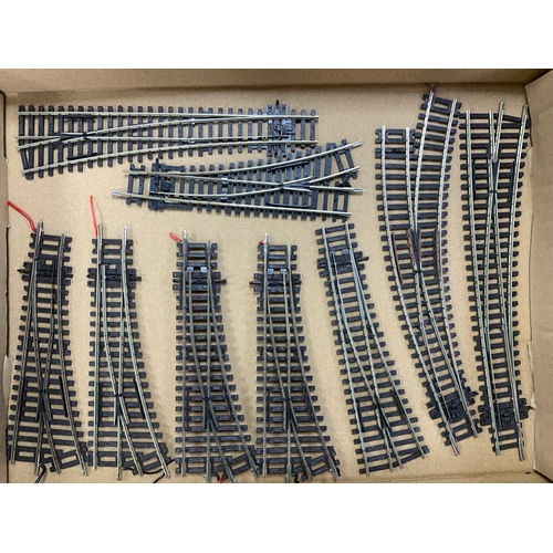 354 - 00 GAUGE MODEL RAILWAY TRACK, PECO & HORNBY 18 POINTS STRAIGHTS & CURVES, GOOD QTY AS SHOWN, (SEE AD... 