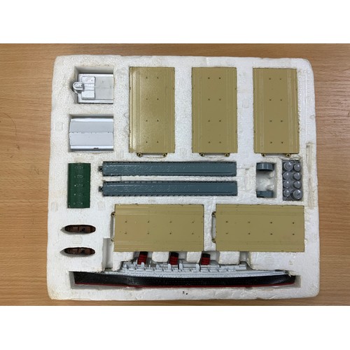 177 - MINIC SHIPS, A BOXED OCEAN TERMINAL SET, M902, LATER ROVEX SET, AS SHOWN ( MISSING 1 BREAKWATER CORN... 