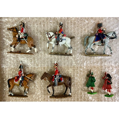 93 - 5 DELPRADO MILITARY FIGURES & 2 BRITAINS PIPERS