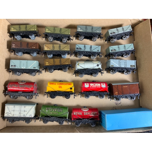 414 - HORNBY DUBLO, 65 U/B 3R MIXED WAGONS, COAL, FISH, MEAT, BOLSTER, BRAKEVANS TANKERS, POWER, ROYAL DAY... 