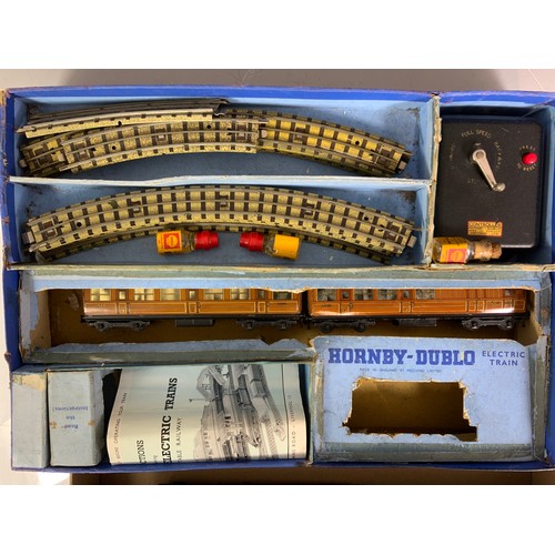 420 - HORNBY DUBLO EDP1 PASSENGER TRAIN SET. HAS TRACK & 2 TEAK COACHES, NOTE NO LOCOMOTIVE, PLUS 2 DUCHES... 