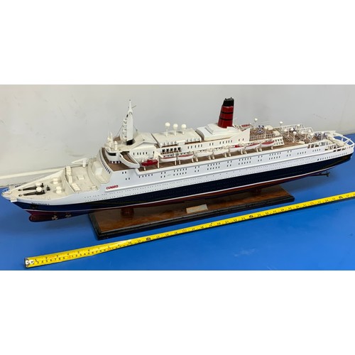 75 - PLINTH MOUNTED, BUILT KIT OF CUNARD LINER, QUEEN ELIZABETH II. APPROX 102 CM LONG. OVERALL HEIGHT AP... 