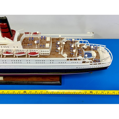 75 - PLINTH MOUNTED, BUILT KIT OF CUNARD LINER, QUEEN ELIZABETH II. APPROX 102 CM LONG. OVERALL HEIGHT AP... 