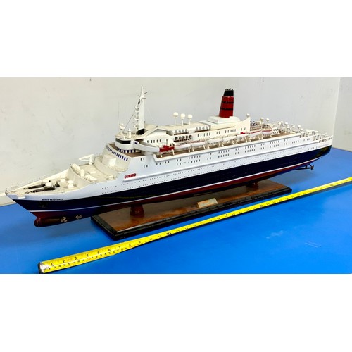 75 - PLINTH MOUNTED, BUILT KIT OF CUNARD LINER, QUEEN ELIZABETH II. APPROX 102 CM LONG. OVERALL HEIGHT AP... 