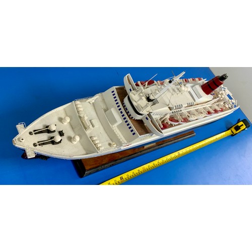 75 - PLINTH MOUNTED, BUILT KIT OF CUNARD LINER, QUEEN ELIZABETH II. APPROX 102 CM LONG. OVERALL HEIGHT AP... 