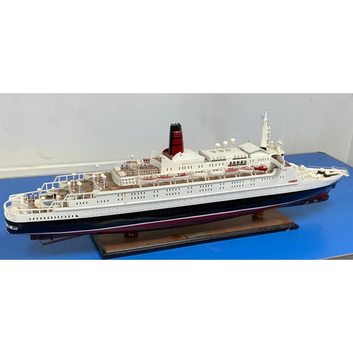 75 - PLINTH MOUNTED, BUILT KIT OF CUNARD LINER, QUEEN ELIZABETH II. APPROX 102 CM LONG. OVERALL HEIGHT AP... 