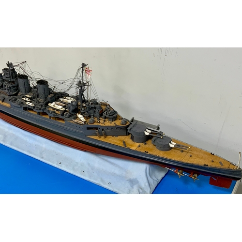 88 - A BUILT HACHETTE MODEL OF ‘HMS HOOD’, WITH 4 BINDERS OF MAGAZINES & ANATOMY OF THE SHIP,
BOOK. ADVIS... 