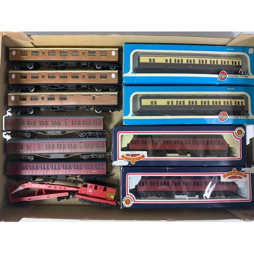 383 - MIXED COACHING STOCK, 3 U/B HORNBY TEAK COACHES, 2 BOXED & 3 U/B BR SUBURBAN COACHES, PLUS 2 BOXED A... 