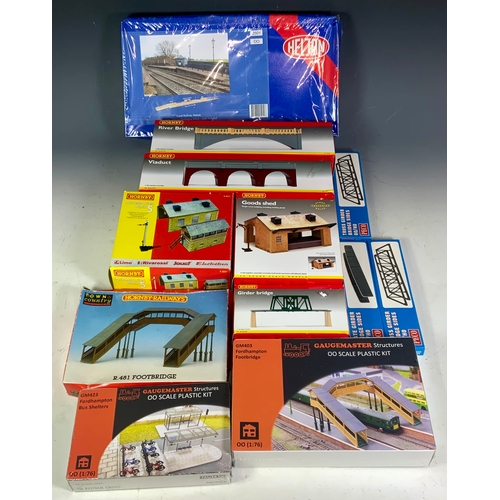 385 - MODEL RAILWAY SCENIC ACCESSORIES, HORNBY VIADUCT, FOOTBRIDGE, GOODS SHED, ACCESSORY PACK 5, RIVER BR... 