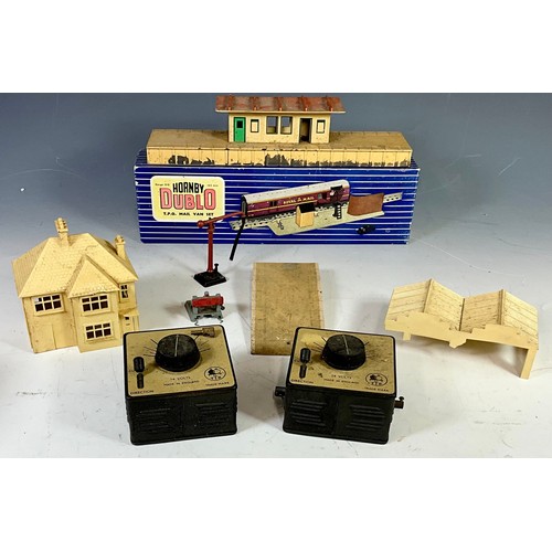 423 - HORNBY DUBLO BOXED TPO MAIL VAN SET, PART SUBURBAN STATION, 2 X TTR CONTROLLERS