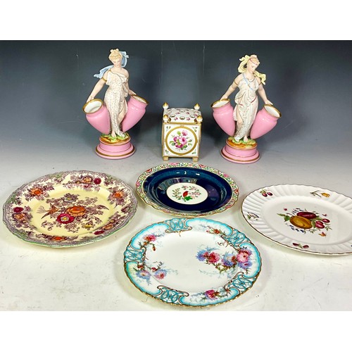 146 - A PAIR OF FIGURINES, POSSIBLY MINTON, T/W A MINTON LIDDED POT AND A NUMBER OF CABINET PLATES