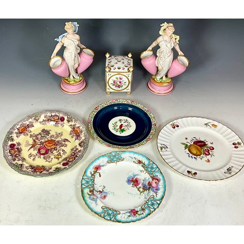 146 - A PAIR OF FIGURINES, POSSIBLY MINTON, T/W A MINTON LIDDED POT AND A NUMBER OF CABINET PLATES