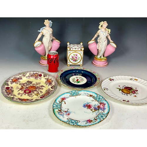 146 - A PAIR OF FIGURINES, POSSIBLY MINTON, T/W A MINTON LIDDED POT AND A NUMBER OF CABINET PLATES