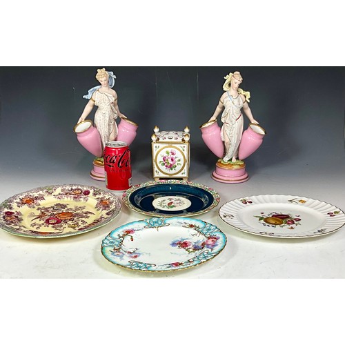 146 - A PAIR OF FIGURINES, POSSIBLY MINTON, T/W A MINTON LIDDED POT AND A NUMBER OF CABINET PLATES